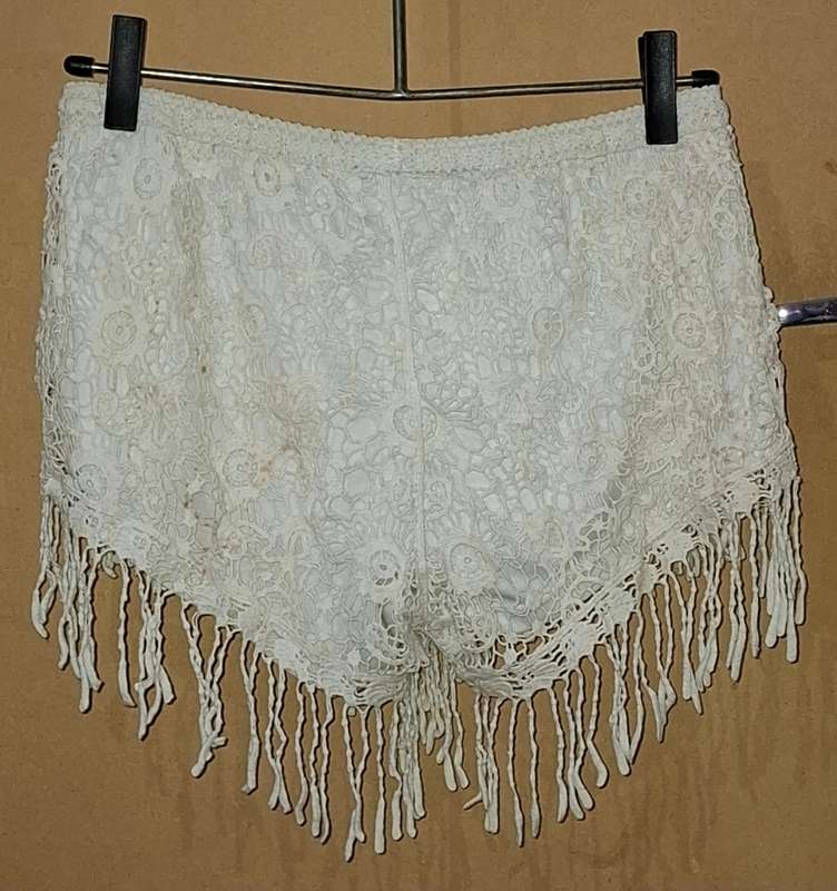 Ladies - White Shorts - Make - no make - Size - no size