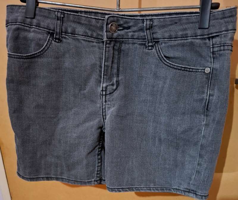 Ladies - Grey Shorts - Make - Cherokee - Size - 10