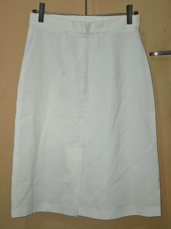 Ladies - White Skirt - Make - no make - Size - no size