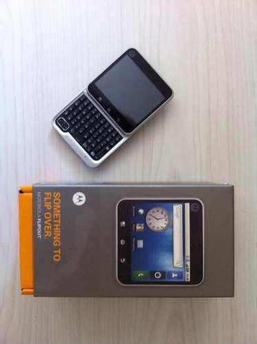 MOTOROLA FLIPOUT - FREE SHIPPING!!!