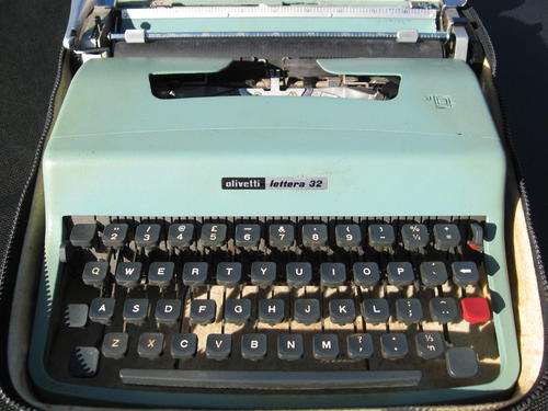 SMALL OLIVETTI LETTERA 32 TYPEWRITER