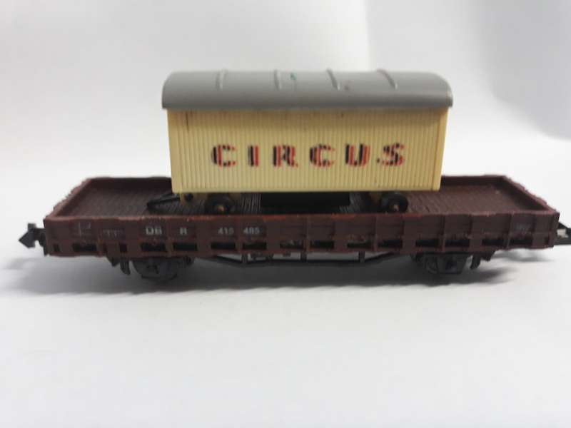 TRIX FLAT WAGON WITH CIRCUS LOAD