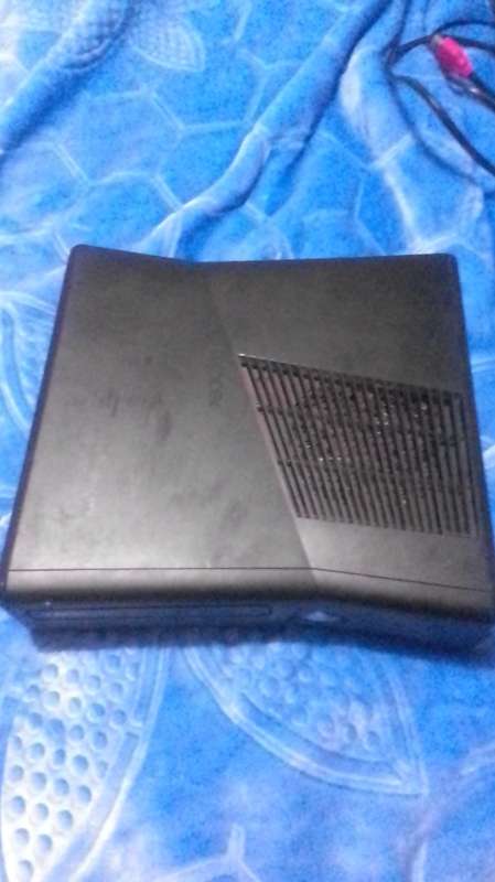XBOX 360 CONSOLE WITH 2 GAMES