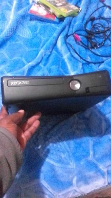 XBOX 360 CONSOLE WITH 2 GAMES