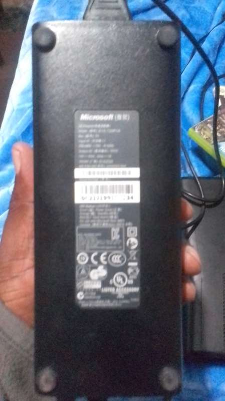 XBOX 360 CONSOLE WITH 2 GAMES