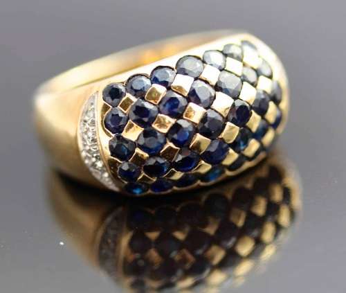 STRIKING LARGE SAPPHIRE AND DIAMOND YELLOW 9CT YELLOW GOLD RING. JEWELLER CERTIFIED AT R18'188