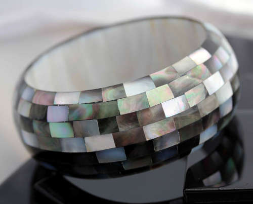 BEAUTIFUL THICK AND HEAVY NATURAL MOTHER OF PEARL BANGLE. MOP INSIDE AND OUTSIDE! A HEAVY 78,1g.