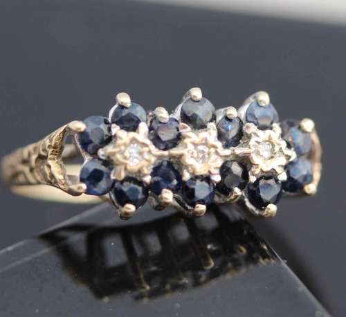 VINTAGE SAPPHIRE AND DIAMOND ACCENT 9CT YELLOW GOLD RING. 375