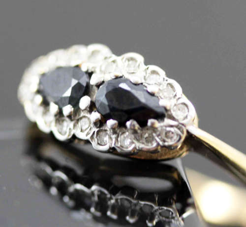 DAINTY ELLIPTICAL SAPPHIRE AND DIAMOND RING. 9ct YELLOW AND WHITE GOLD. VINTAGE ENGLISH