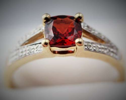 GORGEOUS  GARNET 0,71ct AND DIAMOND 9CT YELLOW GOLD RING. 375 BIRMINGHAM ASSAY!