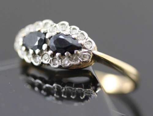 DAINTY ELLIPTICAL SAPPHIRE AND DIAMOND RING. 9ct YELLOW AND WHITE GOLD. VINTAGE ENGLISH
