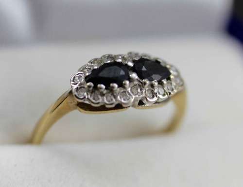 DAINTY ELLIPTICAL SAPPHIRE AND DIAMOND RING. 9ct YELLOW AND WHITE GOLD. VINTAGE ENGLISH