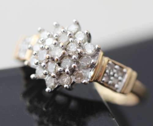PRETTY DIAMOND 0.50ct CLUSTER RING 9CT YELLOW GOLD. *JEWELLER CERTIFIED R14'847* ENGLISH VINTAGE