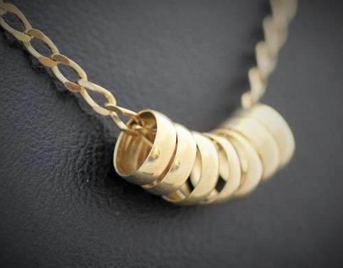 BEAUTIFUL VINTAGE "LUCKY SEVEN RINGS" NECKLACE 9CT YELLOW GOLD. 4,51 grams