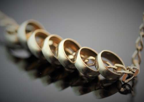 BEAUTIFUL VINTAGE "LUCKY SEVEN RINGS" NECKLACE 9CT YELLOW GOLD. 4,51 grams
