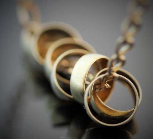 BEAUTIFUL VINTAGE "LUCKY SEVEN RINGS" NECKLACE 9CT YELLOW GOLD. 4,51 grams