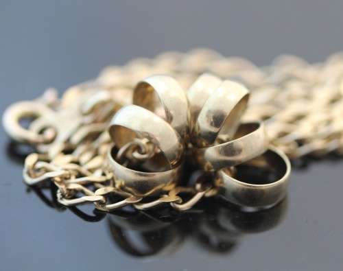 BEAUTIFUL VINTAGE "LUCKY SEVEN RINGS" NECKLACE 9CT YELLOW GOLD. 4,51 grams
