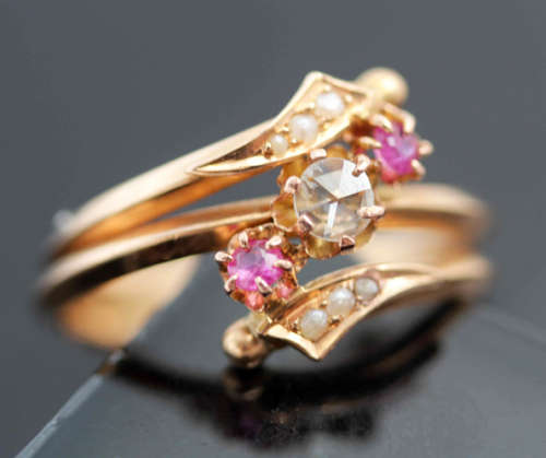 BEAUTIFUL VINTAGE DIAMOND, RUBY AND PEARL 9CT ROSE GOLD RING. *JEWELLER VALUATION R 8'163*