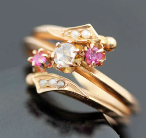 BEAUTIFUL VINTAGE DIAMOND, RUBY AND PEARL 9CT ROSE GOLD RING. *JEWELLER VALUATION R 8'163*