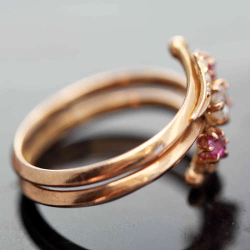 BEAUTIFUL VINTAGE DIAMOND, RUBY AND PEARL 9CT ROSE GOLD RING. *JEWELLER VALUATION R 8'163*