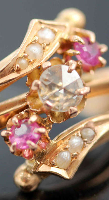 BEAUTIFUL VINTAGE DIAMOND, RUBY AND PEARL 9CT ROSE GOLD RING. *JEWELLER VALUATION R 8'163*