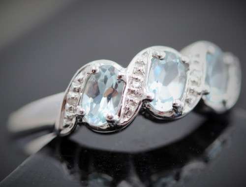 9ct WHITE GOLD 3 STONE AQUAMARINE RING BEAUTIFUL DELICATE COLOUR DIAMOND ACCENT GOOD STACKING RING
