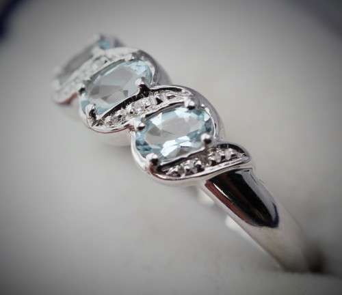 9ct WHITE GOLD 3 STONE AQUAMARINE RING BEAUTIFUL DELICATE COLOUR DIAMOND ACCENT GOOD STACKING RING