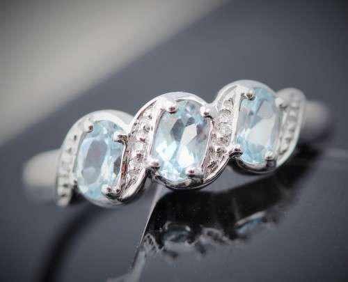 9ct WHITE GOLD 3 STONE AQUAMARINE RING BEAUTIFUL DELICATE COLOUR DIAMOND ACCENT GOOD STACKING RING
