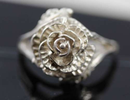 VINTAGE BRITISH STERLING SILVER ROSE RING. SHEFFIELD ASSAY 1979! 4,15 grams