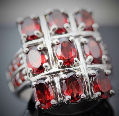 GLAMOROUS LARGE GARNET STERLING SILVER RING. 925 A HEAVY 8,5g! BOLD CHECKERBOARD DESIGN