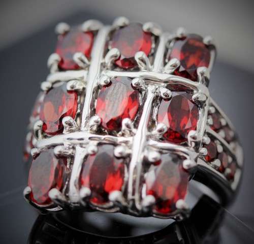 GLAMOROUS LARGE GARNET STERLING SILVER RING. 925 A HEAVY 8,5g! BOLD CHECKERBOARD DESIGN