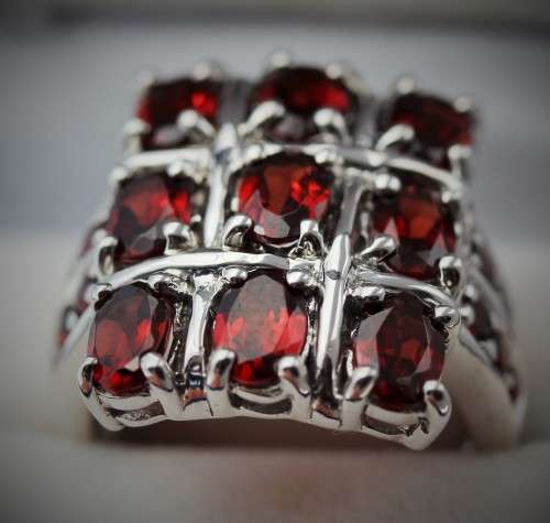 GLAMOROUS LARGE GARNET STERLING SILVER RING. 925 A HEAVY 8,5g! BOLD CHECKERBOARD DESIGN