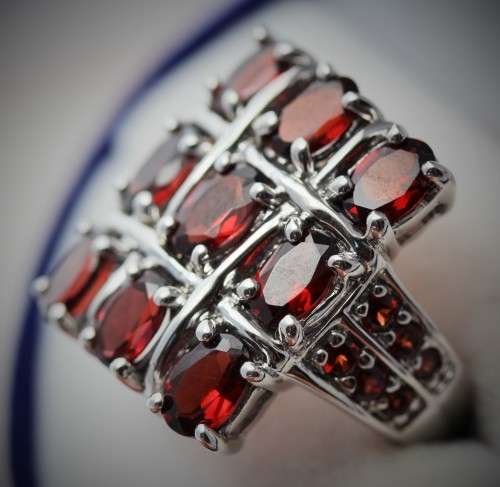 GLAMOROUS LARGE GARNET STERLING SILVER RING. 925 A HEAVY 8,5g! BOLD CHECKERBOARD DESIGN