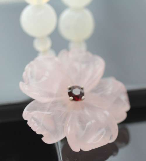 NATURAL ROSE QUARTZ PENDANT WITH REAL FACETED RED GARNET. 23,6 grams