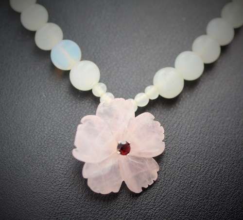 NATURAL ROSE QUARTZ PENDANT WITH REAL FACETED RED GARNET. 23,6 grams