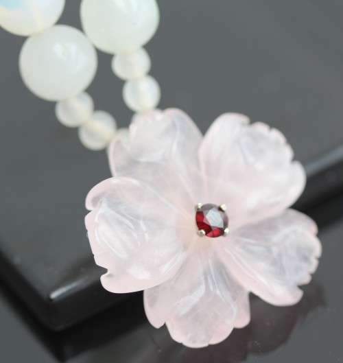 NATURAL ROSE QUARTZ PENDANT WITH REAL FACETED RED GARNET. 23,6 grams