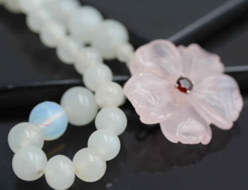 NATURAL ROSE QUARTZ PENDANT WITH REAL FACETED RED GARNET. 23,6 grams
