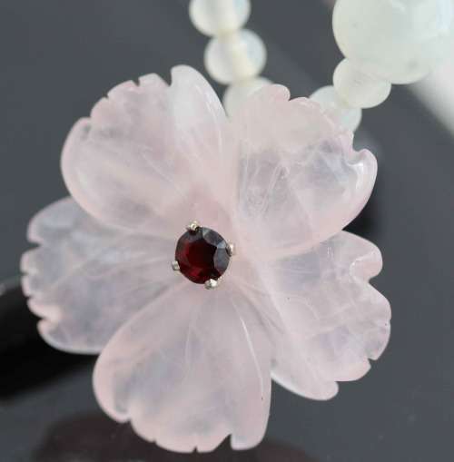 NATURAL ROSE QUARTZ PENDANT WITH REAL FACETED RED GARNET. 23,6 grams