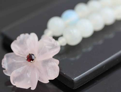 NATURAL ROSE QUARTZ PENDANT WITH REAL FACETED RED GARNET. 23,6 grams