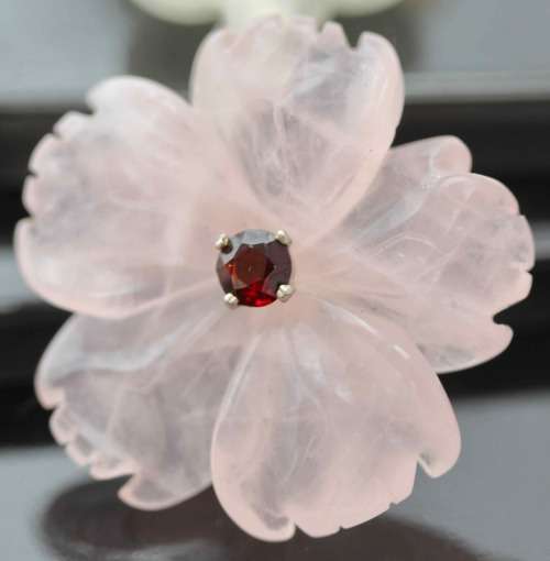 NATURAL ROSE QUARTZ PENDANT WITH REAL FACETED RED GARNET. 23,6 grams