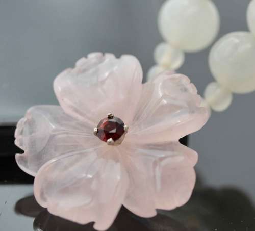 NATURAL ROSE QUARTZ PENDANT WITH REAL FACETED RED GARNET. 23,6 grams