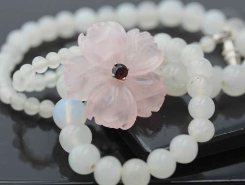 NATURAL ROSE QUARTZ PENDANT WITH REAL FACETED RED GARNET. 23,6 grams