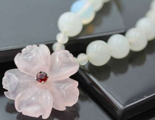 NATURAL ROSE QUARTZ PENDANT WITH REAL FACETED RED GARNET. 23,6 grams
