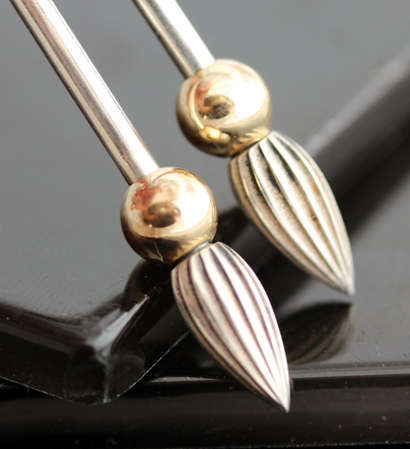 MEXICAN STERLING SILVER AND 9CT YELLOW GOLD GEOMETRIC DESIGN DROP EARRINGS. 925