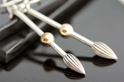 MEXICAN STERLING SILVER AND 9CT YELLOW GOLD GEOMETRIC DESIGN DROP EARRINGS. 925