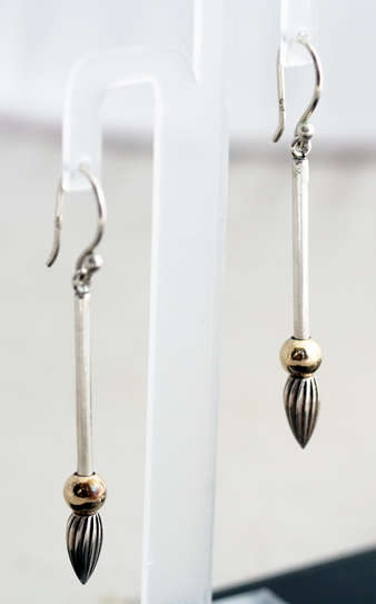 MEXICAN STERLING SILVER AND 9CT YELLOW GOLD GEOMETRIC DESIGN DROP EARRINGS. 925