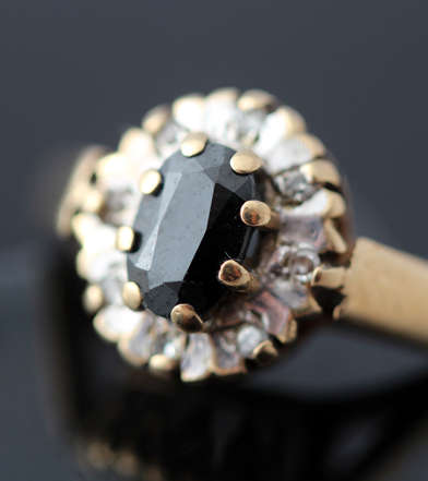 CLASSIC ENGLISH VINTAGE 9CT YELLOW GOLD DARK BLUE 0,38ct SAPPHIRE AND DIAMOND RING. Birmingham Assay