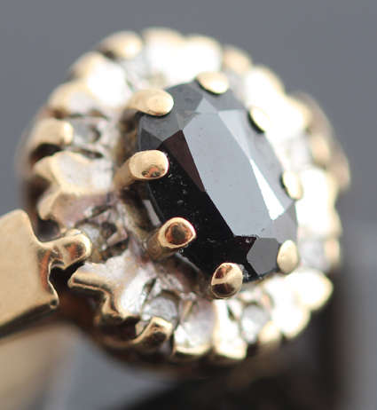 CLASSIC ENGLISH VINTAGE 9CT YELLOW GOLD DARK BLUE 0,38ct SAPPHIRE AND DIAMOND RING. Birmingham Assay
