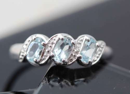 9ct WHITE GOLD 3 STONE AQUAMARINE RING BEAUTIFUL DELICATE COLOUR DIAMOND ACCENT GOOD STACKING RING