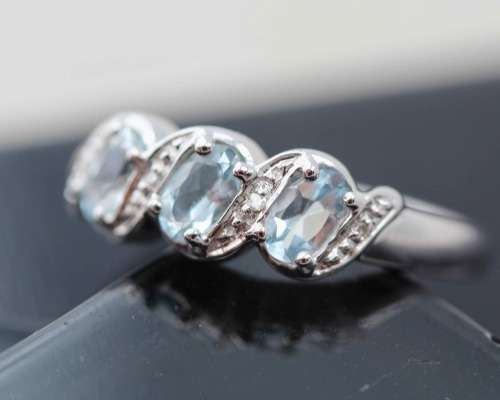 9ct WHITE GOLD 3 STONE AQUAMARINE RING BEAUTIFUL DELICATE COLOUR DIAMOND ACCENT GOOD STACKING RING